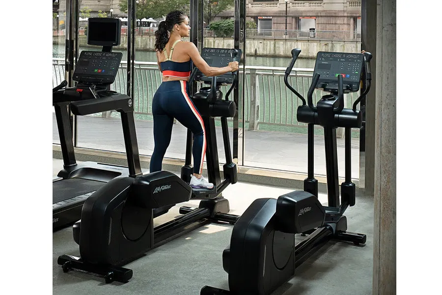 Life Fitness Club Series   (Plus) Elliptical Cross-Trainer (DEMO) (💥MEMORIAL SALE)