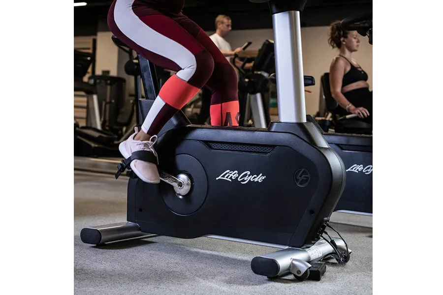 Life Fitness Club Series   (Plus) Upright Lifecycle Bike w/ SE3 Console (DEMO) (💥MEMORIAL SALE)